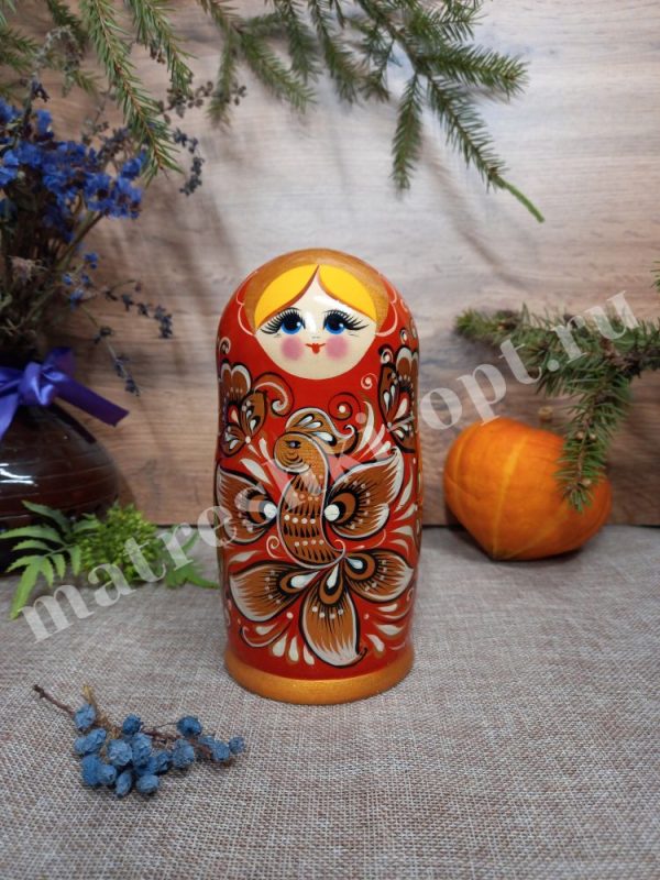 Русская матрешка в ярком платке